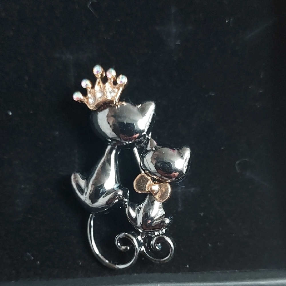Elegant Black and Gold Cat Brooch